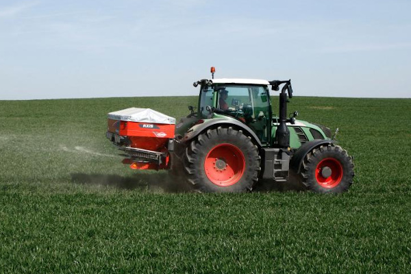 Kuhn-Axis20-2W-FertSpreader-22.jpg